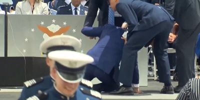 Biden sufre caída en un acto ceremonia de la escuela de la Fuerza Aérea