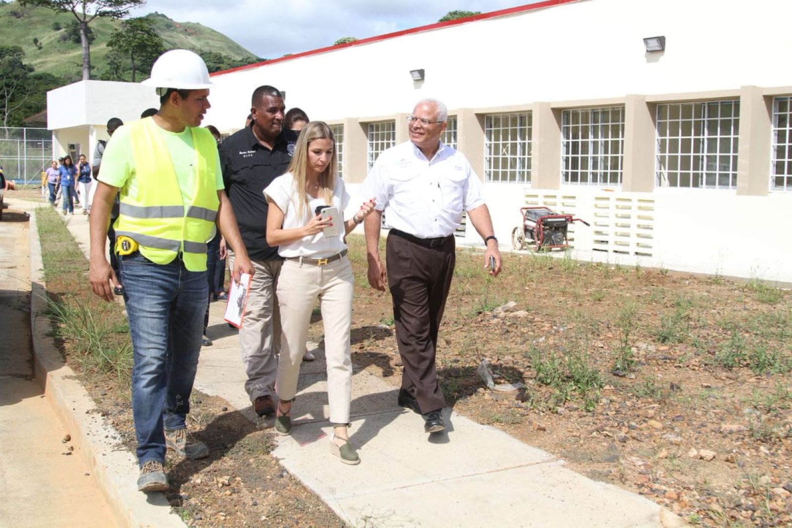 Ministro inspecciona avance de las instalaciones de la academia “Encontrando el Camino Correcto”
