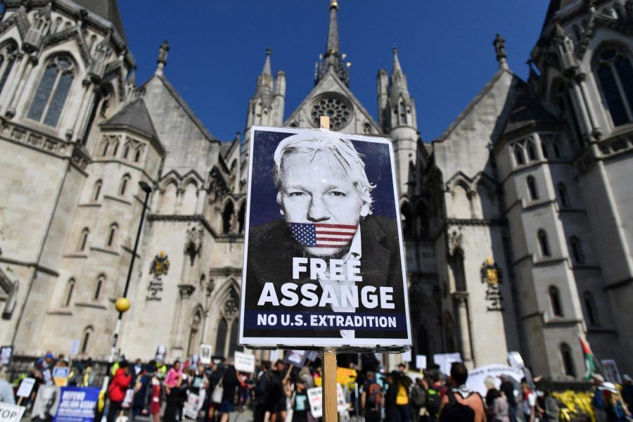 Periodistas y abogados demandan a la CIA por espiarlos en las visitas a Assange