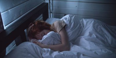 Estudio detecta altos niveles de trastornos del sueño después de la COVID-19