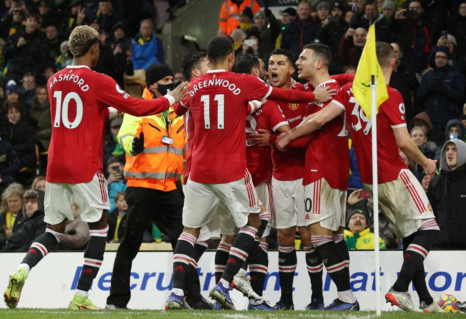 United vence por la mínima para seguir con vida en la Premier League