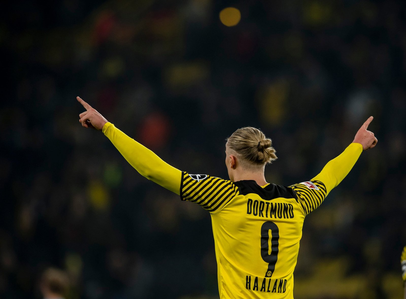 Haaland mantiene en la pelea al Dortmund