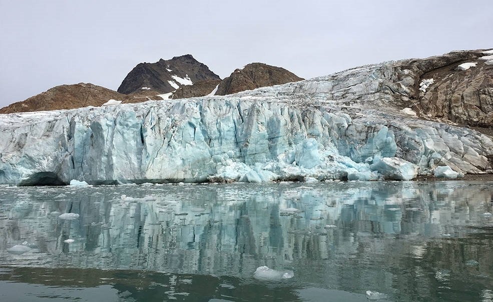 desgaste glaciar desde el mar en Groenlandia