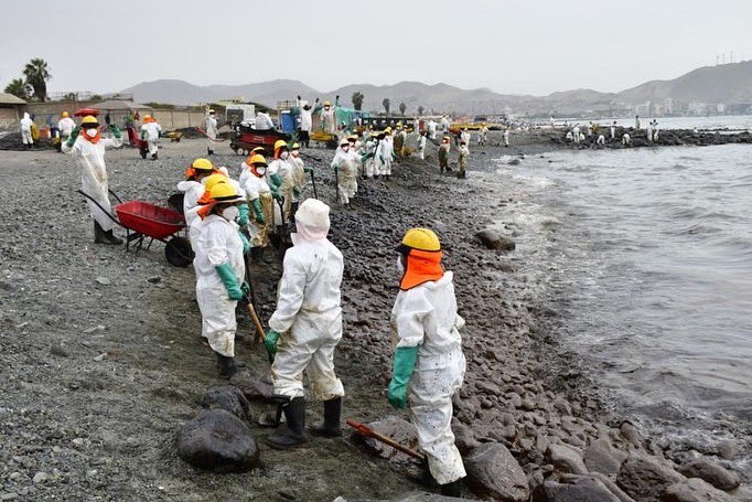 Crudo derramado en el mar en Perú