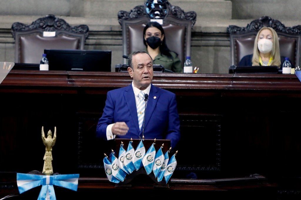 El presidente de Guatemala se reúne con Zelenski durante su visita a Ucrania