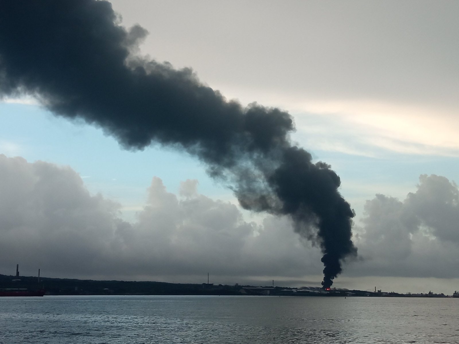 Un tercer tanque de combustible colapsa en la ciudad cubana de Matanzas debido a un fuerte incendio