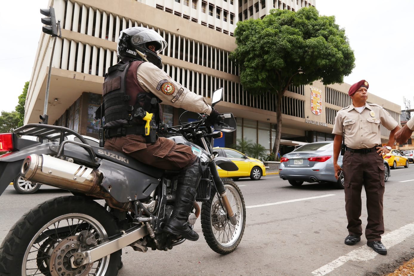 Policías podrán usar tatuajes