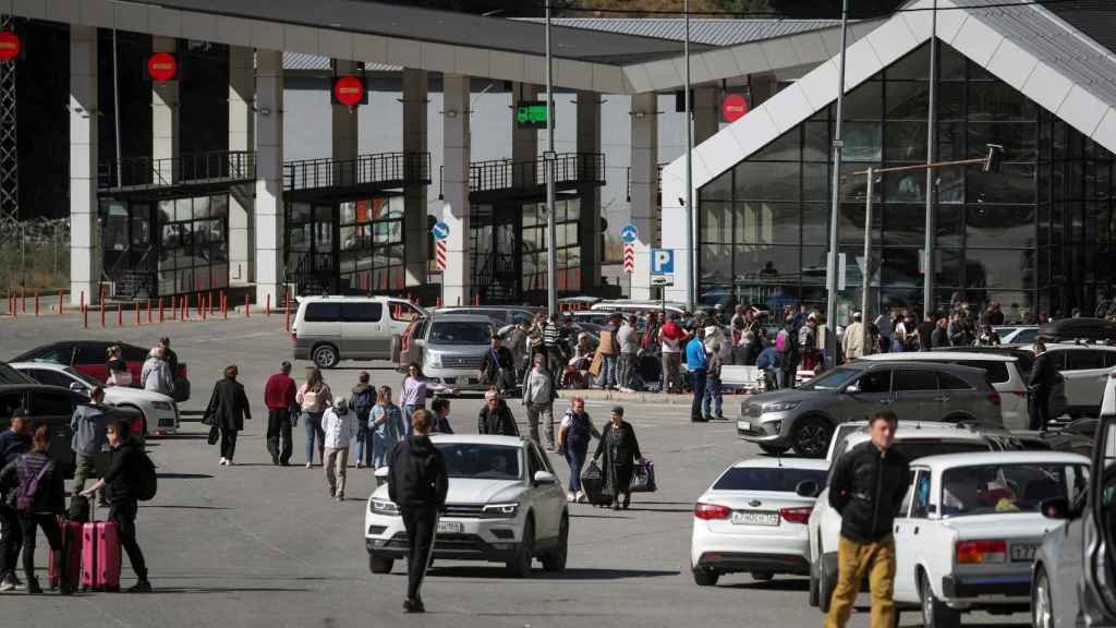 La región rusa de Osetia del Norte cierra el paso a vehículos tras la huída masiva a Georgia