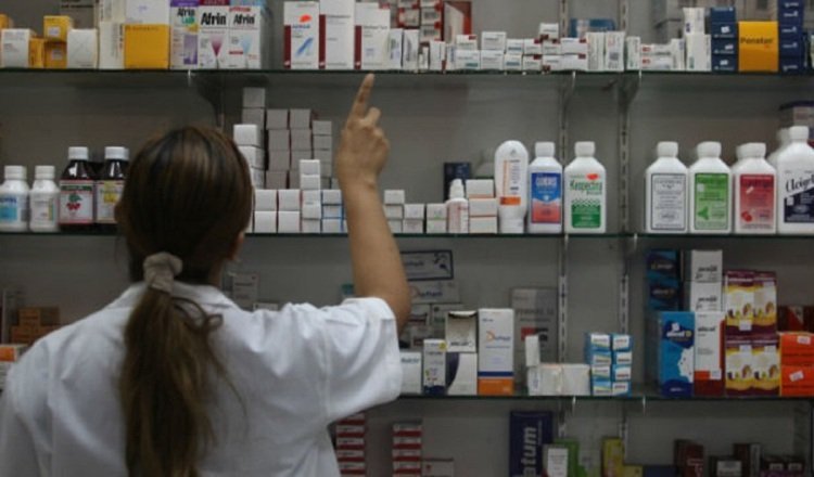 Farmacéuticas "traban" acuerdo sobre medicamentos.